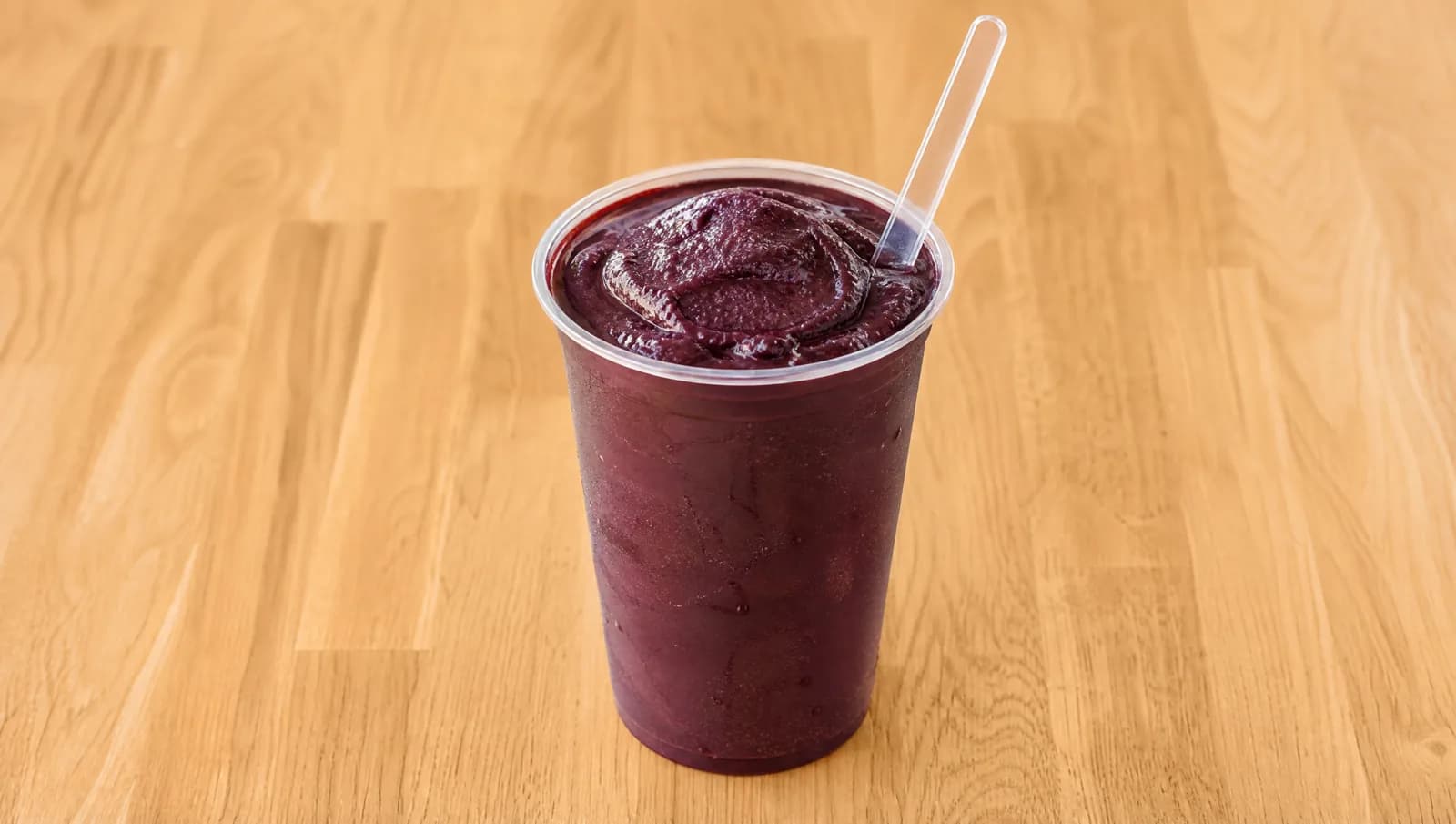 Large cup of açaí at Floré Café & Kitchen | Copo grande de açaí no Floré Café & Kitchen