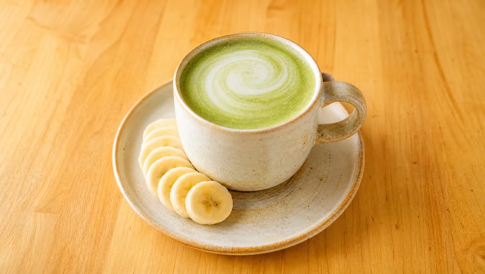 Banana matcha latte with banana slices at Floré Café & Kitchen | Matcha latte com banana e fatias de banana no Floré Café & Kitchen