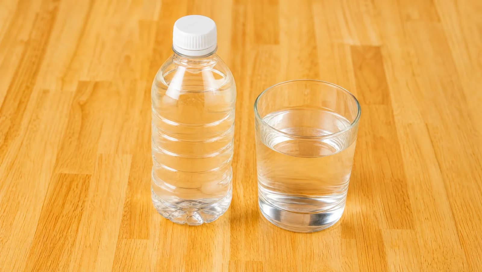 Bottle of water with a glass at Floré Café & Kitchen | Garrafa de água com copo no Floré Café & Kitchen