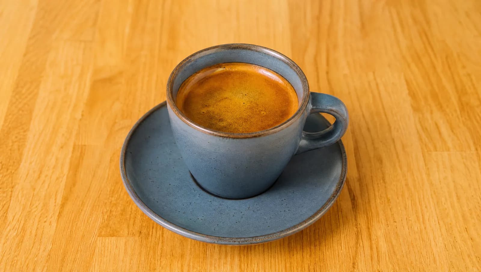 Double espresso in a ceramic cup at Floré Café & Kitchen | Espresso duplo em xícara de cerâmica no Floré Café & Kitchen