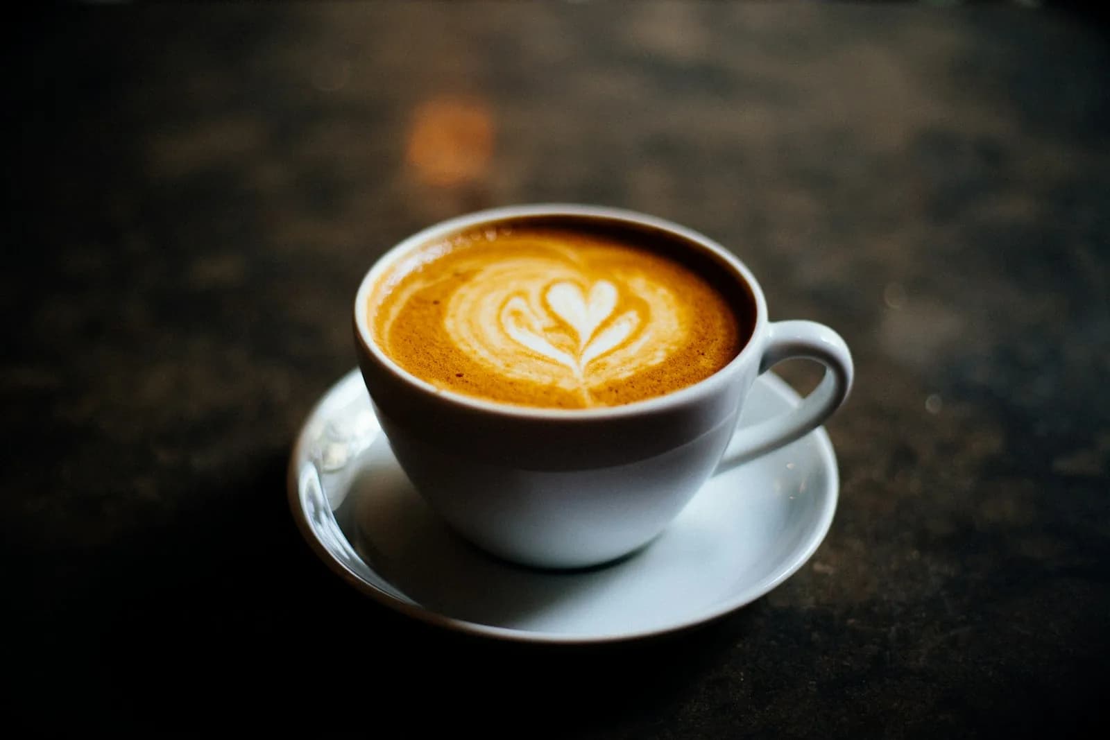 Illustrative photo: cappuccino with latte art in a white cup | Foto ilustrativa: cappuccino com arte no leite em xícara branca