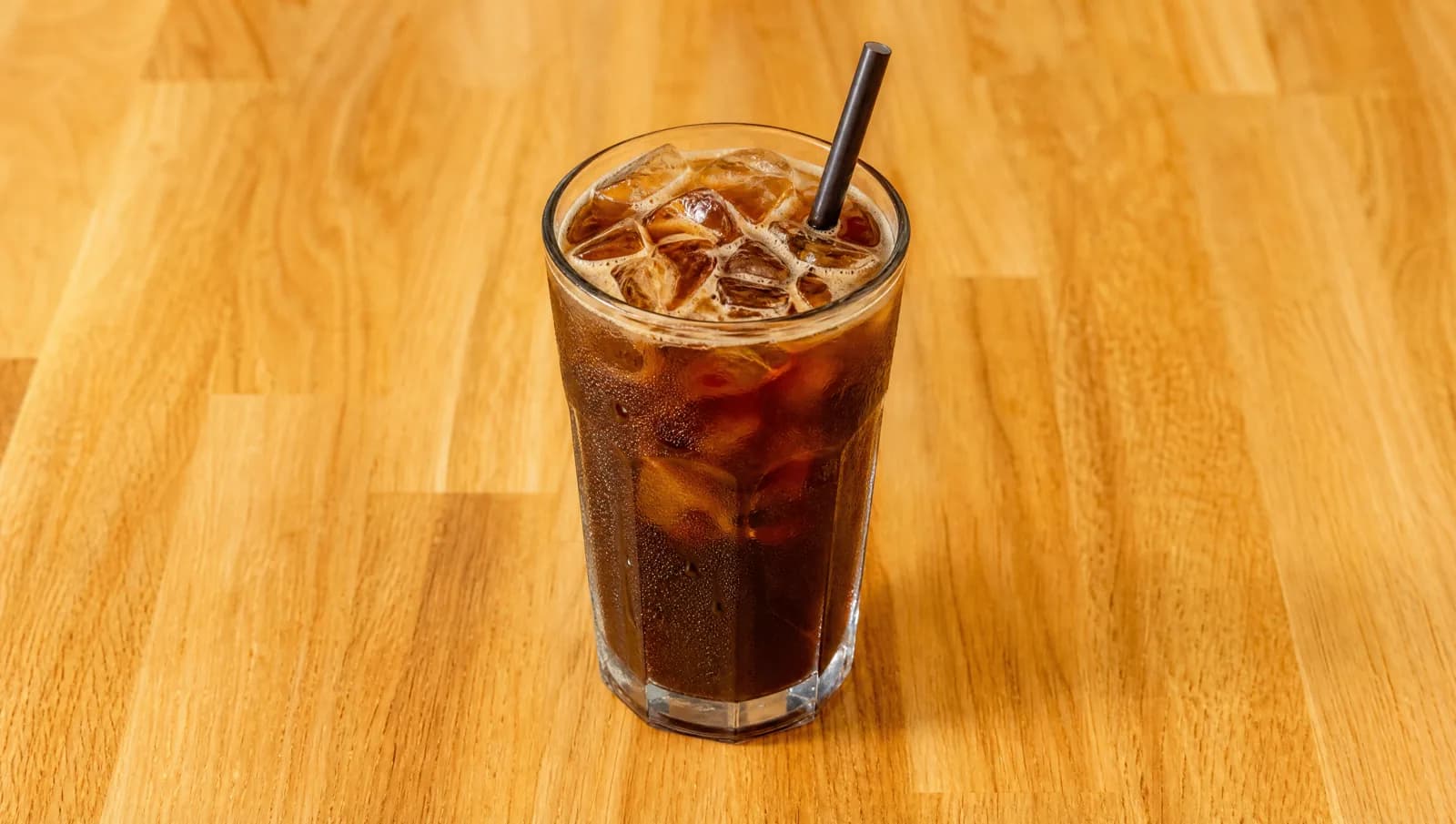 Iced coffee in a tall glass with ice at Floré Café & Kitchen | Café gelado em copo alto com gelo no Floré Café & Kitchen