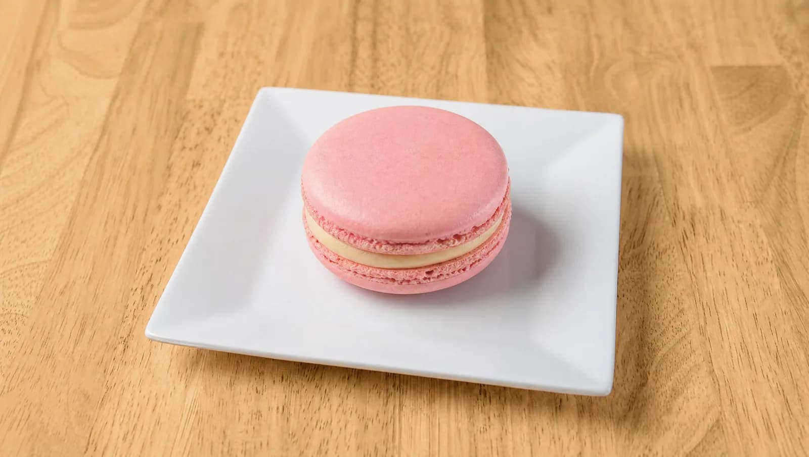 French macaron on a small plate at Floré Café & Kitchen | Macaron francês em prato pequeno no Floré Café & Kitchen