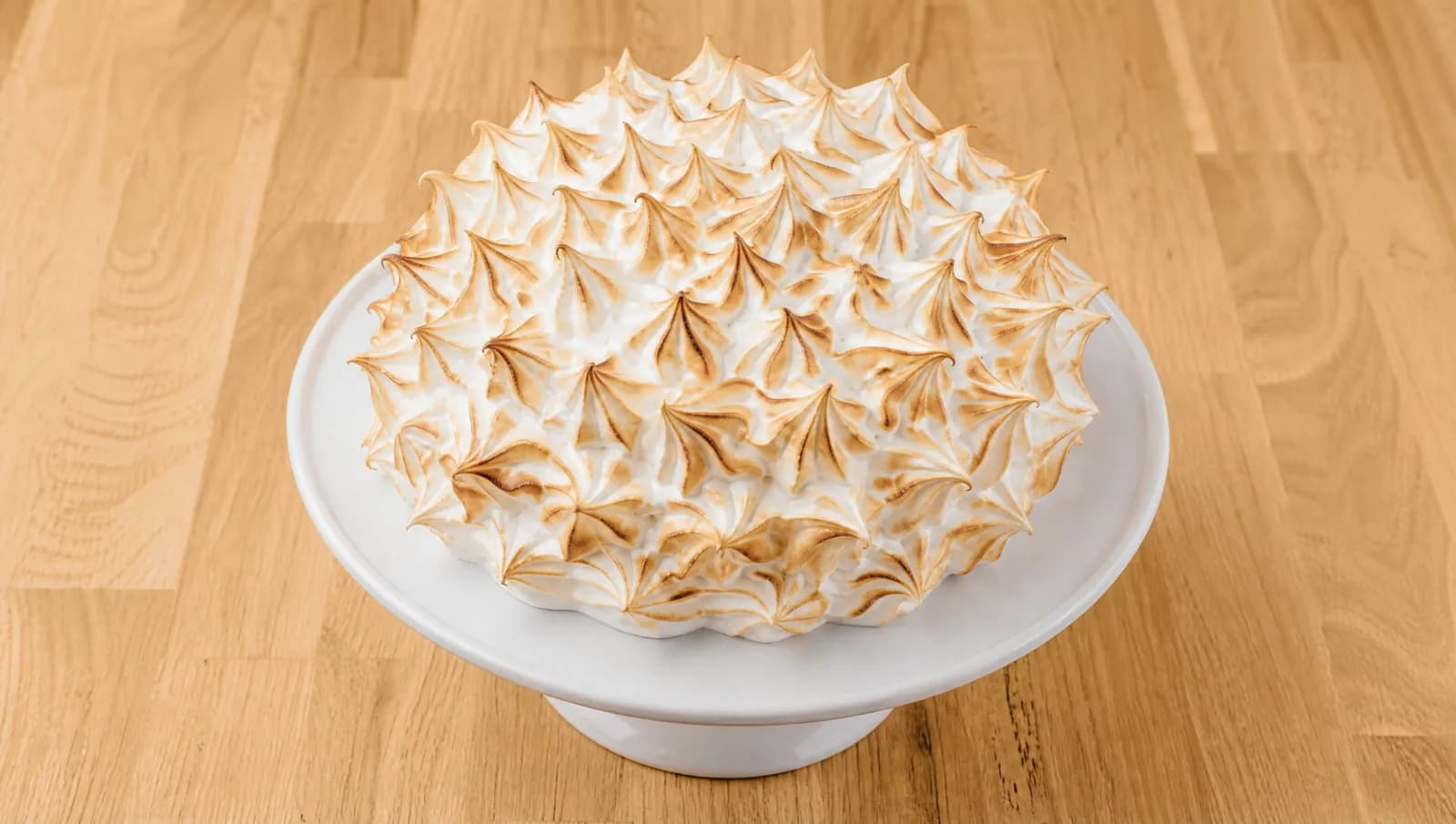 Cake topped with meringue at Floré Café & Kitchen | Bolo coberto com merengue no Floré Café & Kitchen