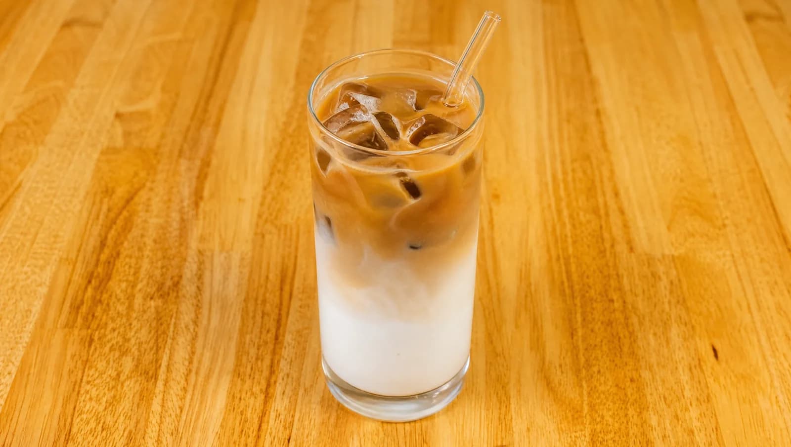 Iced latte in a tall glass at Floré Café & Kitchen | Iced latte em copo alto no Floré Café & Kitchen