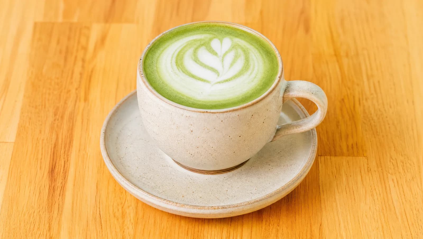 Hot matcha latte in a ceramic mug at Floré Café & Kitchen | Matcha latte quente em caneca de cerâmica no Floré Café & Kitchen